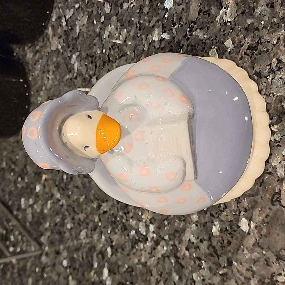 Porcelain mamma duck napking holder